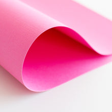 Cargar imagen en el visor de la galería, Cartulina PREMIUM Textura Tela 12"x12" rosa chicle
