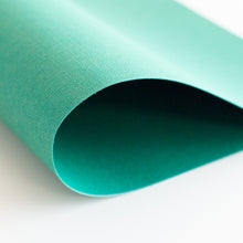 Cargar imagen en el visor de la galería, Cartulina PREMIUM Textura Tela 12"x12" Verde oscuro
