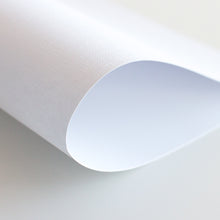 Cargar imagen en el visor de la galería, Cartulina PREMIUM Textura Tela 12"x12" Blanco
