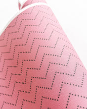 Cargar imagen en el visor de la galería, Tela de encuadernar Rosa chevron corazones
