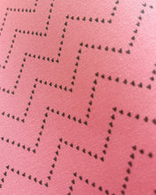 Cargar imagen en el visor de la galería, Tela de encuadernar Rosa chevron corazones
